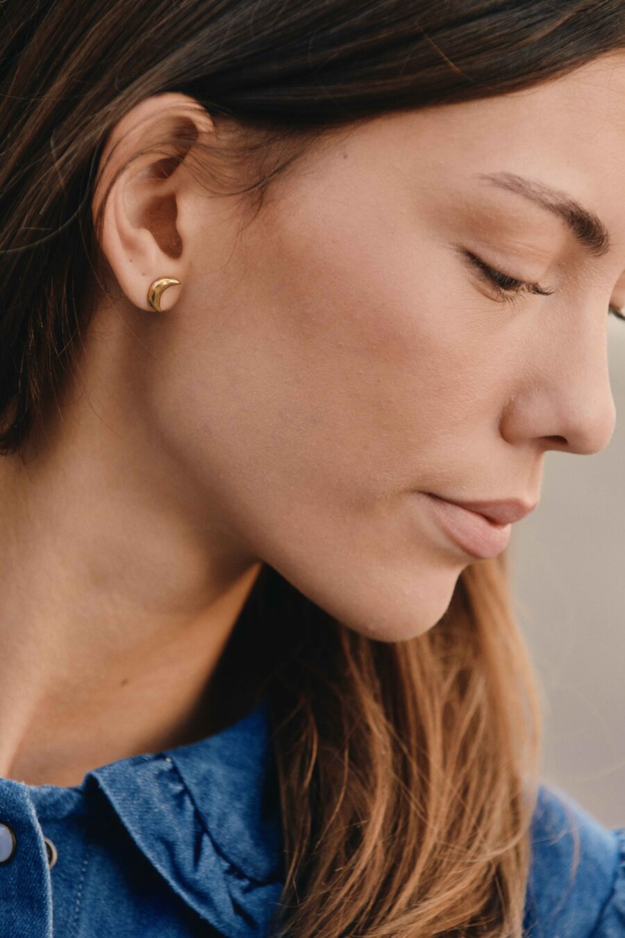 Petites boucles d'oreilles dorées en forme de lune | Sahoma